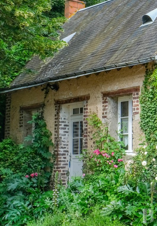 A artists' house with a cluster of small houses on the way to Le Mans - photo  n°8